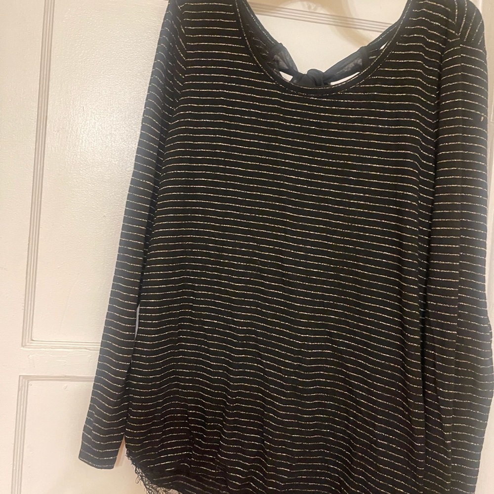 Women top. Color black and gold stripes. Size extra large.
